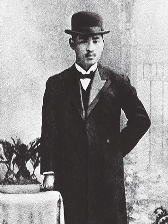 Ogura Yasuomi (1919) mặc một chiếc áo khoác dài từ ngày nó được thành nhà cái uy tín io