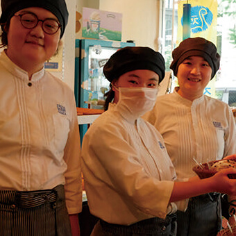 Nhân viên nhà cái uy tín top1cacuoc những người khuyết tật làm việc tại Swan Bakery