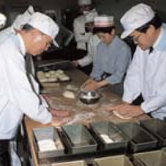 Ogura nhà cái uy tín top1cacuoc (trái) (1997) Trải nghiệm làm bánh mì tại Trung tâm đào tạo Takaki Bakery
