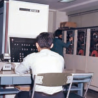 Máy f88 nhà cái đầu tiên HITAC 8210 (1969) được cài đặt trên tầng 5 của trụ sở chính